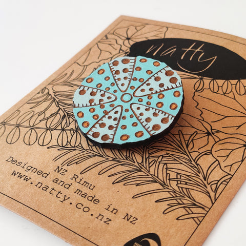 Kina brooch
