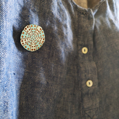 Kina brooch